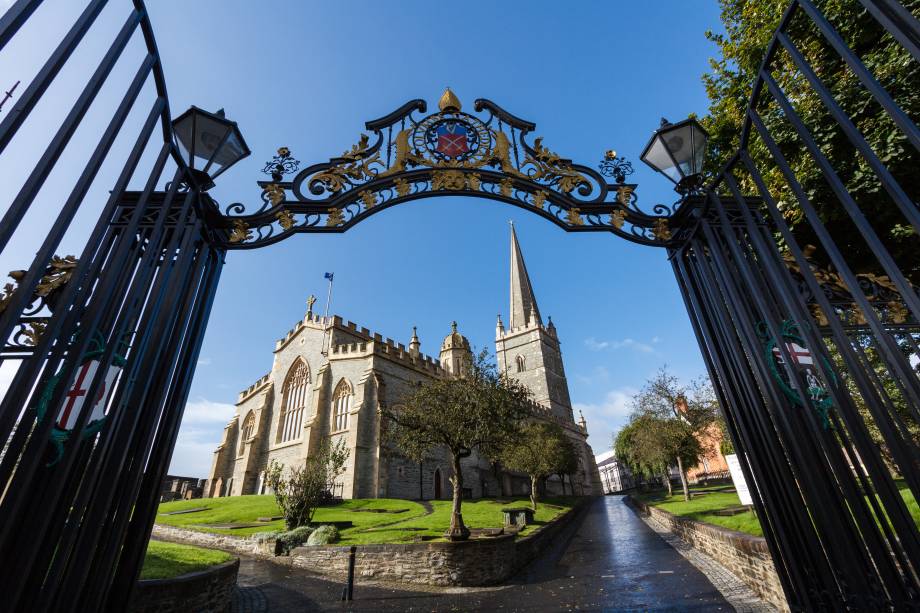  Datada de 1633, a bela St. Columbus Cathedral situa-se na cidade de Derry e impressiona com sua arquitetura e imponência