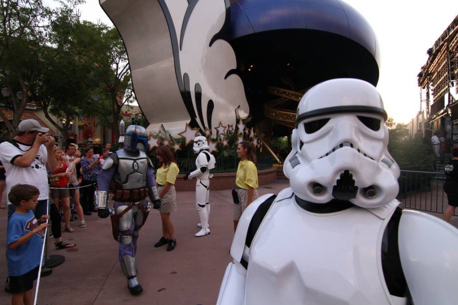 O parque Hollywood Studios, no <a href="https://viajeaqui.abril.com.br/materias/walt-disney-world-resort" rel="Walt Disney World Resort">Walt Disney World Resort</a> de Orlando, possui várias atrações relacionadas ao mundo Star Wars desde que George Lucas vendeu os direitos da série para o grupo. Você encontrará aqui de "treinamentos jedi" a paradas com todos os personagens