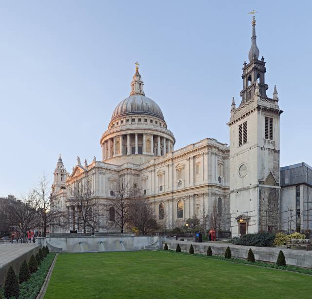 Na margem oposta à <a href="https://viajeaqui.abril.com.br/estabelecimentos/reino-unido-londres-atracao-tate-modern" rel="Tate Modern" target="_blank">Tate Modern</a>, basta atravessar a Millenium Bridge para chegar à <a href="https://viajeaqui.abril.com.br/estabelecimentos/reino-unido-londres-atracao-saint-paul-s-cathedral" rel="St. Paul’s Cathedral" target="_blank"><strong>St. Paul’s Cathedral</strong></a> <em>(foto; <a href="https://stpauls.co.uk" rel="stpauls.co.uk" target="_blank">stpauls.co.uk</a>; 2ª/sáb 8h30/16h; £ 14,50)</em>. Quem tiver fôlego para subir os 269 degraus até a Golden Gallery é premiado com um lindo panorama da cidade. Esforço menor é ver a St. Paul’s desde o terraço do novo shopping <strong>One New Change</strong> <em>(New Change Road, <a href="https://onenewchange.com" rel="onenewchange.com" target="_blank">onenewchange.com</a>)</em>. Duas grifes gastronômicas mantêm casas ali: Jamie Oliver, com o <strong>Barbecoa </strong><em>(<a href="https://barbecoa.com" rel="barbecoa.com" target="_blank">barbecoa.com</a>)</em>, e, again, Gordon Ramsay, com seu <strong>Bread Street Kitchen</strong> <em>(<a href="https://breadstreetkitchen.com" rel="breadstreetkitchen.com" target="_blank">breadstreetkitchen.com</a>).</em>