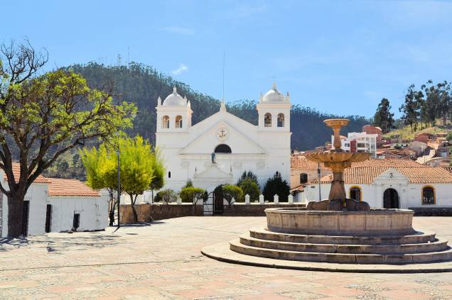 <strong>6. Sucre, Bolívia</strong> Outra cidadezinha branca é a colonial Sucre, no centro-sul da Bolívia. No alto dos seus 2 810 metros, esse Patrimônio da Humanidade pela Unesco foi palco da proclamação da independência do país, tem igrejas e museus interessantíssimos e uma vida noturna agitada. Apesar de a sede do poder boliviano concentrar-se em La Paz, Sucre é considerada a capital do país na constituição <strong>6. Sucre, Bolívia</strong> Outra cidadezinha branca é a colonial Sucre, no centro-sul da Bolívia. No alto dos seus 2 810 metros, esse Patrimônio da Humanidade pela Unesco foi palco da proclamação da independência do país, tem igrejas e museus interessantíssimos e uma vida noturna agitada. Apesar de a sede do poder boliviano concentrar-se em La Paz, Sucre é considerada a capital do país na constituição