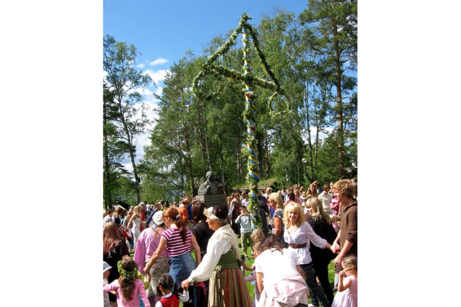 <strong>Midsommarafton </strong>é o nome de uma das festas juninas mais famosas do mundo. Acontece na sexta-feira mais próxima do dia de <strong>São João</strong>, na <a href="https://viajeaqui.abril.com.br/paises/suecia" rel="Suécia" target="_self"><strong>Suécia</strong></a>, e celebra o <strong>solstício de verão</strong> de uma forma diferente. Ao invés da tradicional fogueira, as famílias se reúnem em volta do <strong>majstången </strong>(uma espécie de mastro coberto por folhas e flores) para entoar cantos e dançar músicas típicas. As mesas são fartas: peixe, batata, creme azedo, cebola roxa e, para a sobremesa, os primeiros morangos do verão. Segundo a lenda, essa noite é mágica para os apaixonados. Assim, mulheres solteiras coletam sete flores diferentes e colocam em baixo do travesseiro. Durante a noite sonharão com o futuro marido