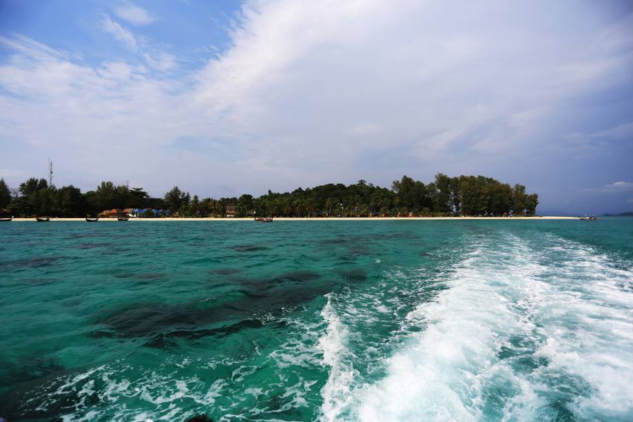 <strong>Sunrise Beach, Ko Lipe, <a href="https://viajeaqui.abril.com.br/paises/tailandia" rel="Tailândia" target="_self">Tailândia</a></strong>    A praia é tranquila, com águas límpidas e muito calmas. Apesar disso, seu cenário é marcado por bares atraentes, com bom custo-benefício. À noite, graças a eles, a região fica bem frequentada    <em><a href="https://www.booking.com/city/th/koh-lipe.pt-br.html?aid=332455&label=viagemabril-praias-da-malasia-tailandia-indonesia-e-filipinas" rel="Veja preços de hotéis em Ko Lipe no Booking.com" target="_blank">Veja preços de hotéis em Ko Lipe no Booking.com</a></em>