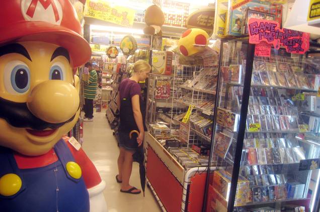 <strong>Super Potato </strong> Apesar de ser uma loja, também é uma espécie de museu retrô. O complexo de vários andares reserva raridades, peças e jogos antigos. O piso superior abriga um fliperama no estilo “old school” com jogos originais (e conservados) da década de 70. <em>Kitanayashi Building 3F, 1-11-2 Soto-Kanda, Chiyoda-ku,Tóquio</em> <strong>Super Potato </strong> Apesar de ser uma loja, também é uma espécie de museu retrô. O complexo de vários andares reserva raridades, peças e jogos antigos. O piso superior abriga um fliperama no estilo “old school” com jogos originais (e conservados) da década de 70. <em>Kitanayashi Building 3F, 1-11-2 Soto-Kanda, Chiyoda-ku,Tóquio</em>