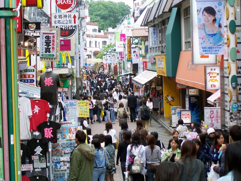 <strong>2. Takeshita Dori</strong>    Estreita e lotada nos fins de semana, a via também reúne todo tipo de suvenir. Se você ama a 25 de Março, em São Paulo, vai querer se mudar para a <strong>Takeshita Dori</strong>