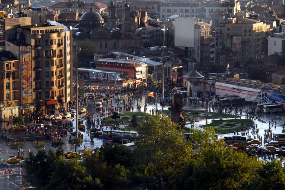 <strong>Praça Taksim – <a href="https://viajeaqui.abril.com.br/cidades/turquia-istambul" target="_blank" rel="noopener">Istambul</a> – <a href="https://preprod.viagemeturismo.abril.com.br/paises/turquia-8/" target="_blank" rel="noopener">Turquia </a></strong> É a principal praça da parte moderna de Istambul. Localizada do lado europeu, é palco de manifestações políticas (algumas não muito pacíficas), mas também de apresentações culturais, carrinhos de comida, artistas de rua e reuniões de grupos de jovens locais e de turistas. Ao seu redor se encontram o Centro Cultural Ataturk, o Hotel Mármara e uma estação de metrô. De lá, desça pela rua Istiklal, fechada para pedestres, com diversas lojas interessantes e que leva até a ponte que cruza para o centro histórico da cidade <a href="https://www.booking.com/searchresults.pt-br.html?aid=332455&sid=d98f25c4d6d5f89238aebe98e11a09ba&sb=1&src=searchresults&src_elem=sb&error_url=https%3A%2F%2Fwww.booking.com%2Fsearchresults.pt-br.html%3Faid%3D332455%3Bsid%3Dd98f25c4d6d5f89238aebe98e11a09ba%3Btmpl%3Dsearchresults%3Bac_click_type%3Db%3Bac_position%3D0%3Bclass_interval%3D1%3Bdest_id%3D100%3Bdest_type%3Dcountry%3Bdtdisc%3D0%3Bfrom_sf%3D1%3Bgroup_adults%3D2%3Bgroup_children%3D0%3Binac%3D0%3Bindex_postcard%3D0%3Blabel_click%3Dundef%3Bno_rooms%3D1%3Boffset%3D0%3Bpostcard%3D0%3Braw_dest_type%3Dcountry%3Broom1%3DA%252CA%3Bsb_price_type%3Dtotal%3Bsearch_selected%3D1%3Bshw_aparth%3D1%3Bslp_r_match%3D0%3Bsrc%3Dindex%3Bsrc_elem%3Dsb%3Bsrpvid%3Dd8b87d46bc5d005d%3Bss%3DIr%25C3%25A3%3Bss_all%3D0%3Bss_raw%3Dir%25C3%25A3%3Bssb%3Dempty%3Bsshis%3D0%26%3B&ss=Istambul%2C+Marmara+Region%2C+Turquia&is_ski_area=&ssne=Ir%C3%A3&ssne_untouched=Ir%C3%A3&checkin_year=&checkin_month=&checkout_year=&checkout_month=&group_adults=2&group_children=0&no_rooms=1&from_sf=1&ss_raw=istambul&ac_position=0&ac_langcode=xb&ac_click_type=b&dest_id=-755070&dest_type=city&iata=IST&place_id_lat=41.008171&place_id_lon=28.974446&search_pageview_id=d8b87d46bc5d005d&search_selected=true&search_pageview_id=d8b87d46bc5d005d&ac_suggestion_list_length=5&ac_suggestion_theme_list_length=0" target="_blank" rel="noopener"><em>Busque hospedagem em Istambul</em></a>