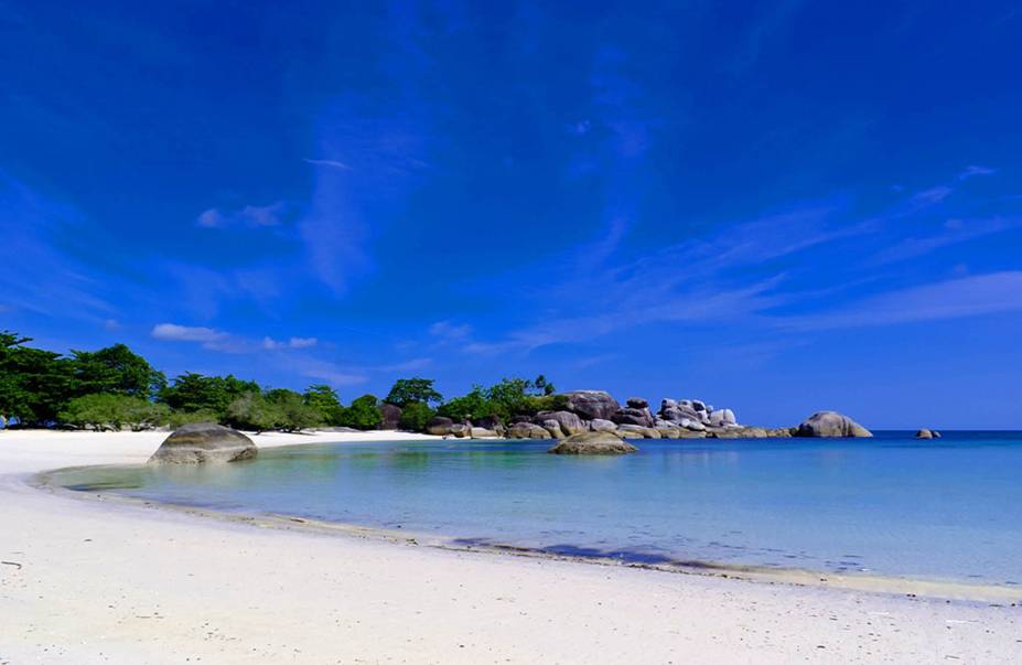 <strong>Tanjung Tinggi Beach, Belitung, <a href="https://viajeaqui.abril.com.br/paises/indonesia" rel="Indonésia" target="_self">Indonésia</a></strong>Só de observer o embasbacante mar azul do lugar, o turista já é tomado por uma vontade de imensa de mergulhar em suas águas. Do alto de sua pedra de granito, é possível ter uma visão deslumbrante do pôr do sol<em><a href="https://www.booking.com/region/id/bangka-belitung.pt-br.html?aid=332455&label=viagemabril-praias-da-malasia-tailandia-indonesia-e-filipinas" rel="Veja preços de hotéis em Belitung no Booking.com" target="_blank">Veja preços de hotéis em Belitung no Booking.com</a></em>