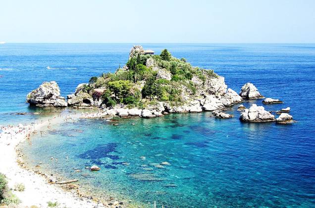 <strong>Taormina </strong>A cidade mais turística da Sicília vai além do mar azul-turquesa. As ruínas do Teatro Grego impressionam por tamanha beleza. E a Isolla Bella (foto), uma pequena ilha no Mar Jônico, recebe os turistas em sua reserva natural quando a maré está baixa. O vulcão Etna, o mais ativo da Europa, é visível de todos os cantos do local e deixa as fotos ainda mais lindas. <em><a href="https://www.booking.com/searchresults.en-gb.html?aid=332455&lang=en-gb&sid=eedbe6de09e709d664615ac6f1b39a5d&sb=1&src=searchresults&src_elem=sb&error_url=https%3A%2F%2Fwww.booking.com%2Fsearchresults.en-gb.html%3Faid%3D332455%3Bsid%3Deedbe6de09e709d664615ac6f1b39a5d%3Bclass_interval%3D1%3Bdest_id%3D-110381%3Bdest_type%3Dcity%3Bdtdisc%3D0%3Bfrom_sf%3D1%3Bgroup_adults%3D2%3Bgroup_children%3D0%3Binac%3D0%3Bindex_postcard%3D0%3Blabel_click%3Dundef%3Bno_rooms%3D1%3Boffset%3D0%3Bpostcard%3D0%3Braw_dest_type%3Dcity%3Broom1%3DA%252CA%3Bsb_price_type%3Dtotal%3Bsearch_selected%3D1%3Bsrc%3Dsearchresults%3Bsrc_elem%3Dsb%3Bss%3DAnacapri%252C%2520%25E2%2580%258BCampania%252C%2520%25E2%2580%258BItaly%3Bss_all%3D0%3Bss_raw%3DAnacapri%3Bssb%3Dempty%3Bsshis%3D0%3Bssne_untouched%3DCapri%2520Island%26%3B&ss=Sicilia%2C+%E2%80%8BItaly&ssne=Anacapri&ssne_untouched=Anacapri&city=-110381&checkin_monthday=&checkin_month=&checkin_year=&checkout_monthday=&checkout_month=&checkout_year=&no_rooms=1&group_adults=2&group_children=0&highlighted_hotels=&from_sf=1&ss_raw=Sic%C3%ADlia&ac_position=0&ac_langcode=xu&dest_id=909&dest_type=region&place_id_lat=37.614832&place_id_lon=14.12854&search_pageview_id=7fc1918769260114&search_selected=true&search_pageview_id=7fc1918769260114&ac_suggestion_list_length=5&ac_suggestion_theme_list_length=0" target="_blank" rel="noopener">Busque hospedagens na Sicília no Booking.com</a></em> <strong>Taormina </strong>A cidade mais turística da Sicília vai além do mar azul-turquesa. As ruínas do Teatro Grego impressionam por tamanha beleza. E a Isolla Bella (foto), uma pequena ilha no Mar Jônico, recebe os turistas em sua reserva natural quando a maré está baixa. O vulcão Etna, o mais ativo da Europa, é visível de todos os cantos do local e deixa as fotos ainda mais lindas. <em><a href="https://www.booking.com/searchresults.en-gb.html?aid=332455&lang=en-gb&sid=eedbe6de09e709d664615ac6f1b39a5d&sb=1&src=searchresults&src_elem=sb&error_url=https%3A%2F%2Fwww.booking.com%2Fsearchresults.en-gb.html%3Faid%3D332455%3Bsid%3Deedbe6de09e709d664615ac6f1b39a5d%3Bclass_interval%3D1%3Bdest_id%3D-110381%3Bdest_type%3Dcity%3Bdtdisc%3D0%3Bfrom_sf%3D1%3Bgroup_adults%3D2%3Bgroup_children%3D0%3Binac%3D0%3Bindex_postcard%3D0%3Blabel_click%3Dundef%3Bno_rooms%3D1%3Boffset%3D0%3Bpostcard%3D0%3Braw_dest_type%3Dcity%3Broom1%3DA%252CA%3Bsb_price_type%3Dtotal%3Bsearch_selected%3D1%3Bsrc%3Dsearchresults%3Bsrc_elem%3Dsb%3Bss%3DAnacapri%252C%2520%25E2%2580%258BCampania%252C%2520%25E2%2580%258BItaly%3Bss_all%3D0%3Bss_raw%3DAnacapri%3Bssb%3Dempty%3Bsshis%3D0%3Bssne_untouched%3DCapri%2520Island%26%3B&ss=Sicilia%2C+%E2%80%8BItaly&ssne=Anacapri&ssne_untouched=Anacapri&city=-110381&checkin_monthday=&checkin_month=&checkin_year=&checkout_monthday=&checkout_month=&checkout_year=&no_rooms=1&group_adults=2&group_children=0&highlighted_hotels=&from_sf=1&ss_raw=Sic%C3%ADlia&ac_position=0&ac_langcode=xu&dest_id=909&dest_type=region&place_id_lat=37.614832&place_id_lon=14.12854&search_pageview_id=7fc1918769260114&search_selected=true&search_pageview_id=7fc1918769260114&ac_suggestion_list_length=5&ac_suggestion_theme_list_length=0" target="_blank" rel="noopener">Busque hospedagens na Sicília no Booking.com</a></em>