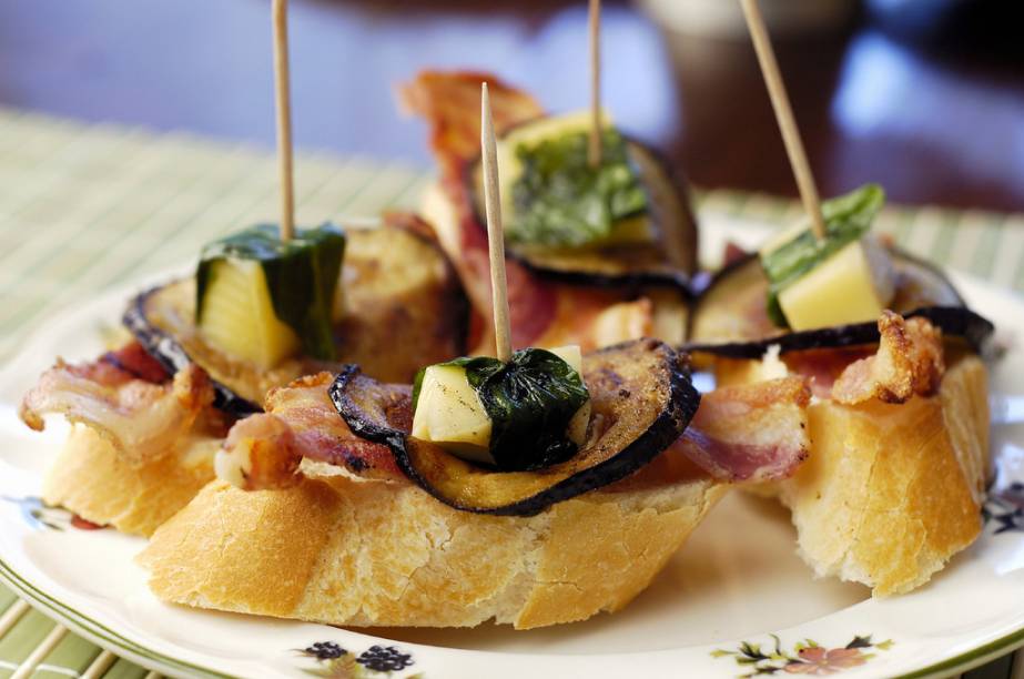 A cozinha da República Dominicana é um cruzamento de influências espanholas, francesas e criolas. Tapas ao estilo ibérico com ingredientes locais são uma deliciosa presença. A cozinha da República Dominicana é um cruzamento de influências espanholas, francesas e criolas. Tapas ao estilo ibérico com ingredientes locais são uma deliciosa presença.