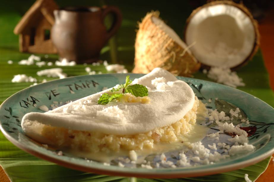 <strong>Tapioca</strong><br />  De origem tupi-guarani, a tapioca é como um crepe, mas tipicamente brasileiro. A fécula da mandioca é colocada em uma frigideira e vira quase uma massa de panqueca, que é recheada com os mais diversos sabores – do tradicional coco a até goiabada, doce de leite e morango com chocolate. Em 2006, a tapioca recebeu o título de Patrimônio Imaterial e Cultural da cidade de <a href="https://viajeaqui.abril.com.br/cidades/br-pe-olinda" rel="Olinda" target="_self">Olinda</a>