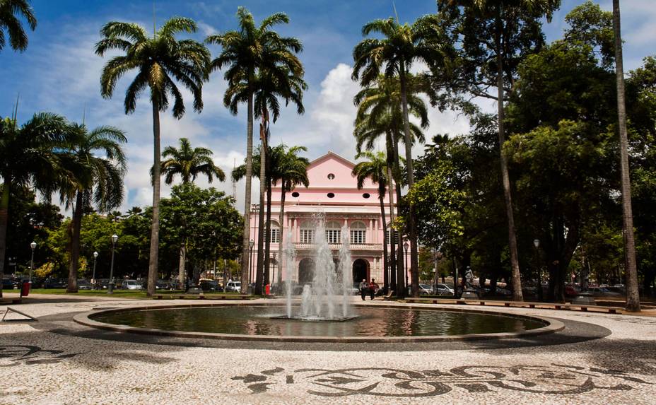 <a href="https://viajeaqui.abril.com.br/estabelecimentos/br-pe-recife-atracao-teatro-de-santa-isabel" rel="Teatro de Santa Isabel:"><strong>Teatro de Santa Isabel:</strong></a> a visita segue do hall de entrada do palco - Praça da República (Santo Antônio), aos domingos, das 14h às 17h <a href="https://viajeaqui.abril.com.br/estabelecimentos/br-pe-recife-atracao-teatro-de-santa-isabel" rel="Teatro de Santa Isabel:"><strong>Teatro de Santa Isabel:</strong></a> a visita segue do hall de entrada do palco - Praça da República (Santo Antônio), aos domingos, das 14h às 17h