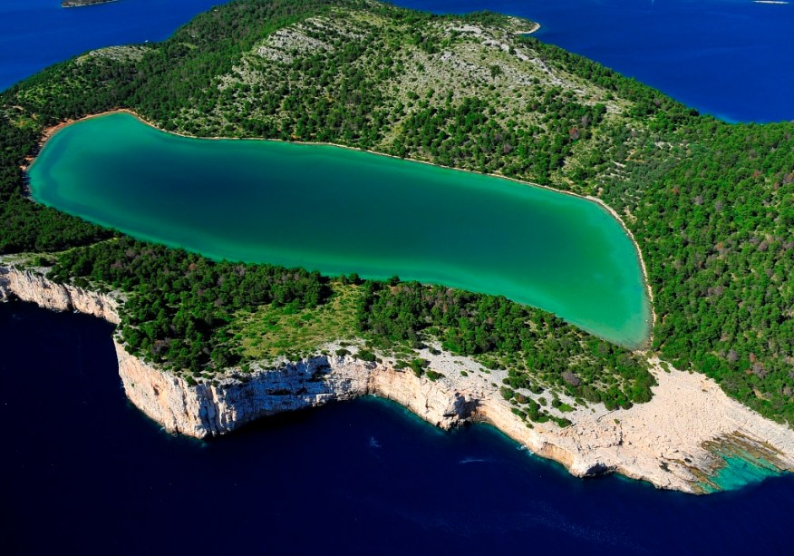 A <a href="https://preprod.viagemeturismo.abril.com.br/paises/croacia-3/">Croácia</a> possui um litoral recortado, repleto de ilhas paradisíacas
