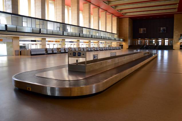 <strong>Tempelhof Airport, <a href="https://viajeaqui.abril.com.br/cidades/alemanha-berlim/fotos" rel="Berlim" target="_blank">Berlim</a>, <a href="https://viajeaqui.abril.com.br/paises/alemanha" rel="Alemanha" target="_blank">Alemanha</a></strong>Inaugurado há 96 anos, esse aeroporto já foi considerado um dos mais importantes da capital alemã, ao lado do Aeroporto de Berlim-Tegel e do Aeroporto de Berlim-Schönefeld. Construído em 1923, o local foi marcado como uma oficina de aeronaves, transporte de alimentos e até abrigo dos nazistas durante a Segunda Guerra Mundial. Suas atividades foram encerradas em 2008, provocando o abandono do local. Dois anos depois, o governo alemão decidiu transformá-lo em parque. Sua estrutura, no entanto, foi preservada e atiça a curiosidade de turistas. Hoje em dia, muitos eventos acontecem por aqui, como a edição de 2015 do Lollapalooza Alemanha <strong>Tempelhof Airport, <a href="https://viajeaqui.abril.com.br/cidades/alemanha-berlim/fotos" rel="Berlim" target="_blank">Berlim</a>, <a href="https://viajeaqui.abril.com.br/paises/alemanha" rel="Alemanha" target="_blank">Alemanha</a></strong>Inaugurado há 96 anos, esse aeroporto já foi considerado um dos mais importantes da capital alemã, ao lado do Aeroporto de Berlim-Tegel e do Aeroporto de Berlim-Schönefeld. Construído em 1923, o local foi marcado como uma oficina de aeronaves, transporte de alimentos e até abrigo dos nazistas durante a Segunda Guerra Mundial. Suas atividades foram encerradas em 2008, provocando o abandono do local. Dois anos depois, o governo alemão decidiu transformá-lo em parque. Sua estrutura, no entanto, foi preservada e atiça a curiosidade de turistas. Hoje em dia, muitos eventos acontecem por aqui, como a edição de 2015 do Lollapalooza Alemanha