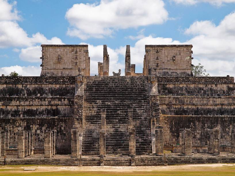 Templo dos Guerreiros em Chichén Itzá, com as Mil Colunas na base e a imagem do chacmool ocupando a parte central da plataforma superior Templo dos Guerreiros em Chichén Itzá, com as Mil Colunas na base e a imagem do chacmool ocupando a parte central da plataforma superior