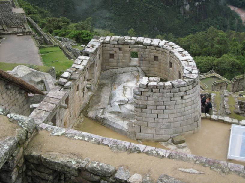 <strong>4. Templo do Sol</strong>    Única construção circular de Machu Picchu, também chamada de Torreón. Está orientado para o solstício de inverno e fica integrado ao complexo que inclui a principal fonte de água, as três paredes de culto ao vento e o templo dedicado a Pachamama (mãe terra). Seu desenho aproveita a estrutura natural da rocha sobre a qual foi erigido. Abaixo há uma espécie de gruta que, acreditam os estudiosos, servia de mausoléu para alguns dos líderes do povo inca