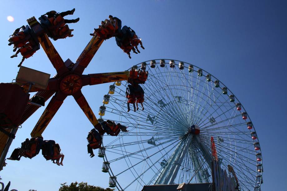 A roda-gigante Texas Star não funciona o ano inteiro, ela é montada apenas para a feira anual do estado do Texas, na cidade de <a href="https://viajeaqui.abril.com.br/cidades/estados-unidos-dallas" target="_self">Dallas</a>, e é desmontada três semanas depois. Ela tem 64,6 metros de altura, carrega até 264 passageiros em suas 45 gôndolas. A vista do alto alcança a região de Dallas-Fort Worth inteira e permite admirar a festa toda, repleta de shows, leilões e barraquinhas de comida