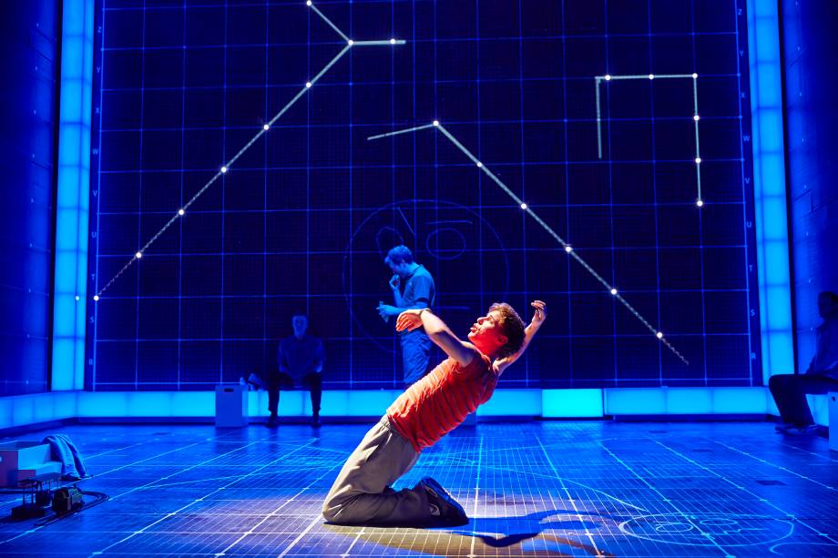 <strong>5. <a href="https://curiousonbroadway.com/" rel="The Curious Incident of the Dog in the Night-Time" target="_blank">The Curious Incident of the Dog in the Night-Time</a></strong><strong>Preste atenção:</strong> não se levante nem saia correndo após o final. Christopher tem uma surpresinha.