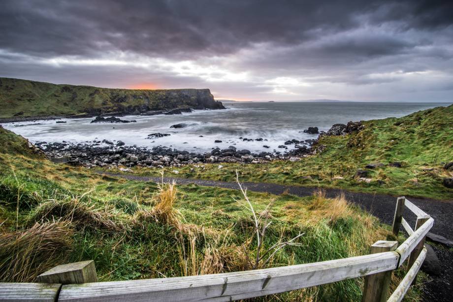 A paisagem única formada pela Giants Causeway é alvo de diversos mitos e lendas. Tombado como Patrimônio da Unesco, ela é parada obrigatória na Irlanda do Norte