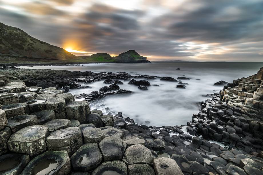 As formações peculiares que compõem o cenário da Giants Causeway é resultado de uma intensa atividade vulcânica na região, ocorrida há milhares de anos