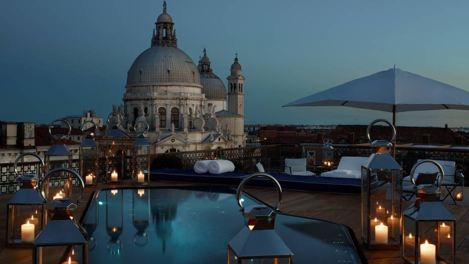 <strong>16. The Gritti Palace, <a href="https://viajeaqui.abril.com.br/cidades/italia-veneza/fotos" rel="Veneza" target="_blank">Veneza</a>, <a href="https://viajeaqui.abril.com.br/paises/italia/fotos" rel="Itália" target="_blank">Itália</a></strong>Às margens do Canal Grande, no coração de Veneza, o hotel fica em uma antiga casa restaurada com espelhos e lustres do século 18, feitos em Murano, e é ponto de encontro de participantes de diversos eventos mundiais como a Bienal de Arte Contemporânea e o Festival de Filmes de Veneza.Mês mais barato para se hospedar: Dezembro