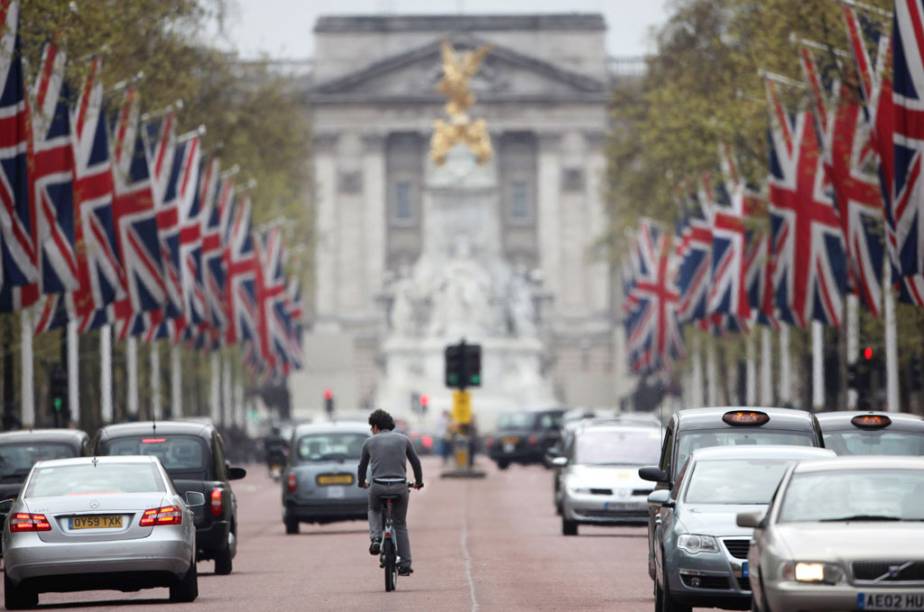 Pegando o caminho de volta para o <strong>St. James’s Park </strong>você chega à <strong>The Mall</strong>, a linda avenida que será ponto de partida e chegada da maratona olímpica, da marcha atlética e do ciclismo de estrada. O asfalto é pintado de vermelho e lembra um tapete