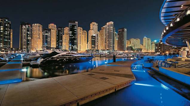 <strong>Dubai – 6 noites – R$ 5 850</strong><br /> A viagem inclui passagem aérea, hospedagem e café da manhã. O preço por pessoa é de R$ 6 957, porém, durante a Turismo Week, passará a custar R$ 5 850<br /> <br /> <strong>Quando:</strong> saídas de 1º de outubro a 23 de novembro<br /> <strong>Pagamento:</strong> à vista ou R$ 1 461 + 11 vezes de R$ 399<br /> <strong>Quem leva:</strong> a <strong>Queensberry</strong> tel. (11) 3217-7600 / site <a href="https://www.queensberry.com.br" rel="www.queensberry.com.br">www.queensberry.com.br</a> <strong>Dubai – 6 noites – R$ 5 850</strong><br /> A viagem inclui passagem aérea, hospedagem e café da manhã. O preço por pessoa é de R$ 6 957, porém, durante a Turismo Week, passará a custar R$ 5 850<br /> <br /> <strong>Quando:</strong> saídas de 1º de outubro a 23 de novembro<br /> <strong>Pagamento:</strong> à vista ou R$ 1 461 + 11 vezes de R$ 399<br /> <strong>Quem leva:</strong> a <strong>Queensberry</strong> tel. (11) 3217-7600 / site <a href="https://www.queensberry.com.br" rel="www.queensberry.com.br">www.queensberry.com.br</a>