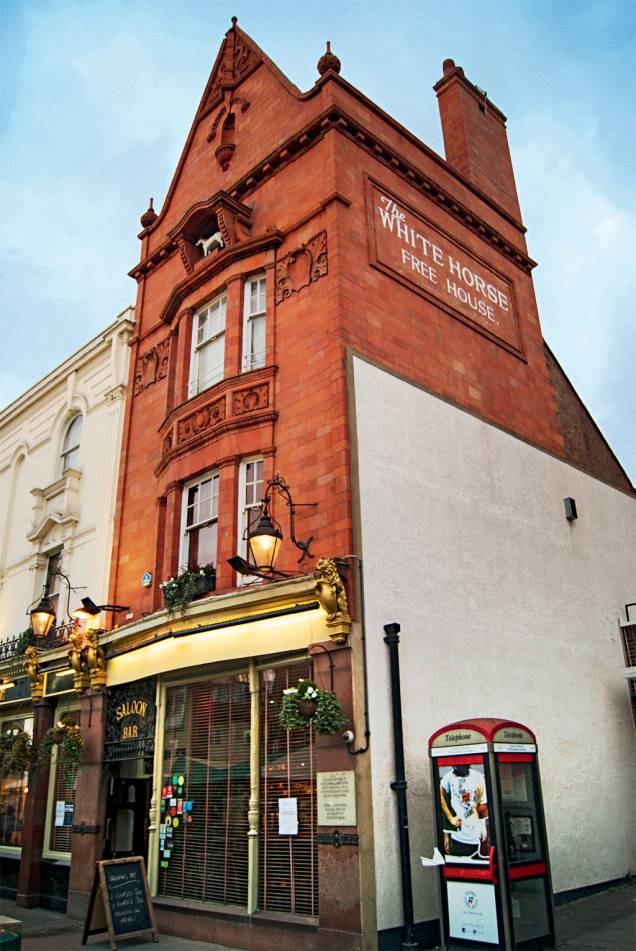 <strong>The White Horse</strong> De uma antiga coxia de cavalos a um dos pubs que tratam com mais reverência a cerveja em Londres. Apesar dos atributos (prédio histórico, lareiras), o que importa aqui é desfrutar das lagers (Urquell, Veltin, Schiehallion), da mild (Black Cat), das bitters (JHB, Harvey’s) e, claro, das real ales. Marcas como Sambrook’s, Blue Moon, The Usual e Broadside ficam acondicionadas em barris de uísque no subsolo do pub, sob os cuidados de Jamie Percivel, cellarman que areja os tonéis e zela pelo seu conteúdo. <em>1-3 Parson’s Green, Chelsea</em> <strong>The White Horse</strong> De uma antiga coxia de cavalos a um dos pubs que tratam com mais reverência a cerveja em Londres. Apesar dos atributos (prédio histórico, lareiras), o que importa aqui é desfrutar das lagers (Urquell, Veltin, Schiehallion), da mild (Black Cat), das bitters (JHB, Harvey’s) e, claro, das real ales. Marcas como Sambrook’s, Blue Moon, The Usual e Broadside ficam acondicionadas em barris de uísque no subsolo do pub, sob os cuidados de Jamie Percivel, cellarman que areja os tonéis e zela pelo seu conteúdo. <em>1-3 Parson’s Green, Chelsea</em>
