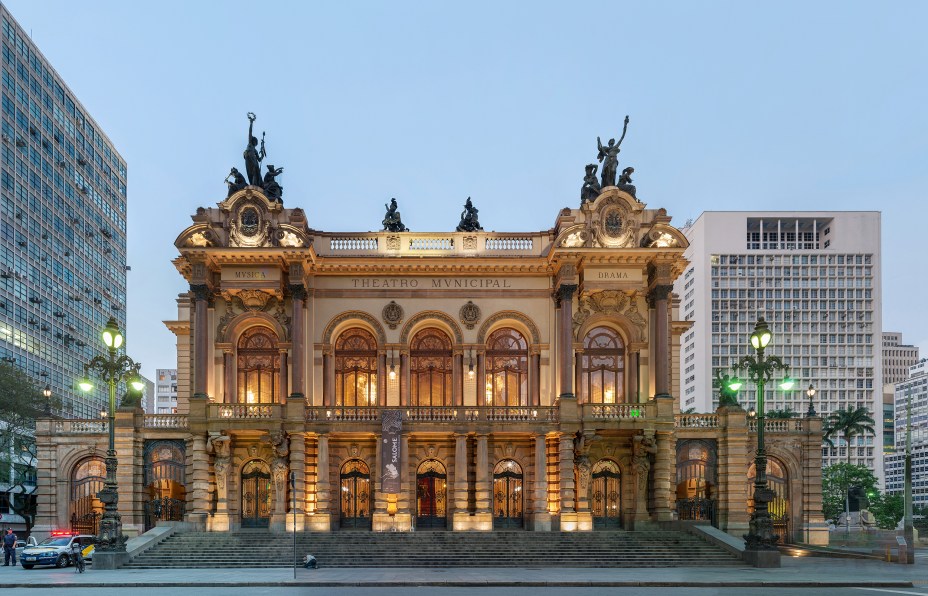 <strong>2. <a href="https://viajeaqui.abril.com.br/estabelecimentos/br-sp-sao-paulo-atracao-theatro-municipal" rel="Theatro Municipal" target="_blank">Theatro Municipal</a></strong>        Após três anos de trabalho, o Theatro Municipal ganhou poltronas de veludo vermelhas, carpetes e passarelas novos, vitrais restaurados, nova estrutura de palco e um restaurante com projeto dos irmãos Campana. As visitas guiadas, que também podem incluir o Museu do Theatro, devem ser agendadas por e-mail (tmeducativo@prefeitura.sp.gov.br)