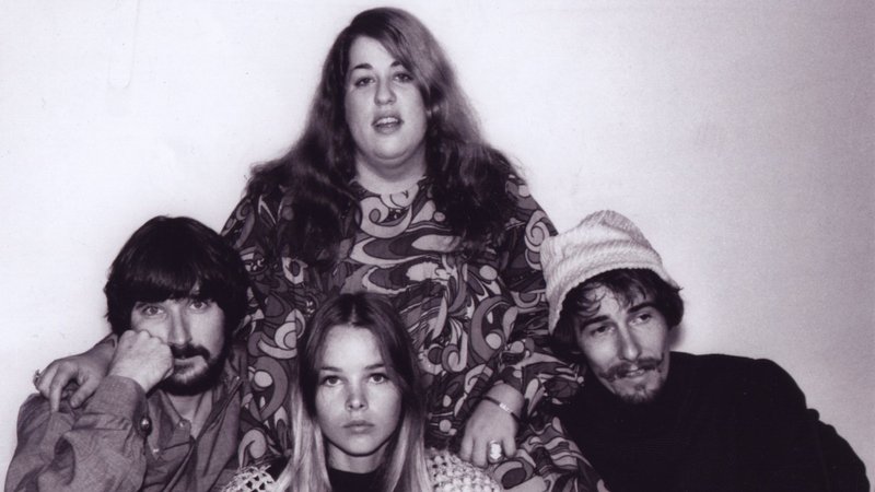 <strong>THE MAMAS & THE PAPAS</strong>            É difícil encontrar alguém que nunca tenha ouvido as músicas <em>California Dreamin</em>,<em> Dream a Little Dream of Me, Age Of Aquarius </em>e <em>Monday, Monday,</em> imortalizadas nas vozes do grupo The Mamas and the Papas. Ainda que não seja a formação original, a banda símbolo do movimento hippie pisa no Brasil para fazer apresentações pra fã nenhum botar defeito.            <strong>Onde e Quando: </strong>Brasília (DF), dia 24 de março, no Minas Brasília Tenis Clube. Florianópolis (SC), dia 30, no Teatro Pedro Ivo. Criciúma (SC), dia 31, no Teatro Elias Angeloni            <strong>Ingressos:</strong> Os do show em Brasília estão no site <a href="https://www.ingressorapido.com.br/Evento.aspx?ID=19641" rel="Ingresso Rápido" target="_blank">Ingresso Rápido</a>. Os de Florianópolis e Criciúma, no site <a href="https://www.blueticket.com.br/?secao=Eventos&q=The+Mamas+e+The+Papas " rel="Blue Ticket " target="_blank">Blue Ticket </a>