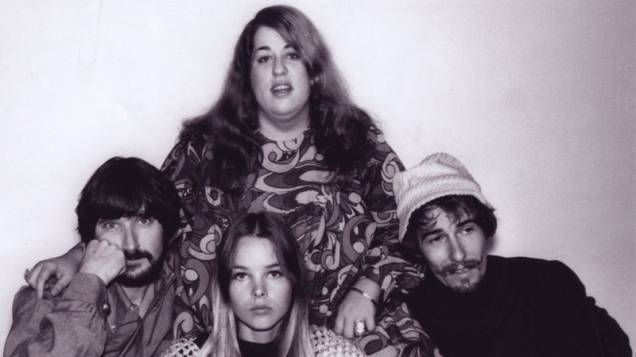 <strong>THE MAMAS & THE PAPAS</strong> É difícil encontrar alguém que nunca tenha ouvido as músicas <em>California Dreamin</em>,<em> Dream a Little Dream of Me, Age Of Aquarius </em>e <em>Monday, Monday,</em> imortalizadas nas vozes do grupo The Mamas and the Papas. Ainda que não seja a formação original, a banda símbolo do movimento hippie pisa no Brasil para fazer apresentações pra fã nenhum botar defeito. <strong>Onde e Quando: </strong>Brasília (DF), dia 24 de março, no Minas Brasília Tenis Clube. Florianópolis (SC), dia 30, no Teatro Pedro Ivo. Criciúma (SC), dia 31, no Teatro Elias Angeloni <strong>Ingressos:</strong> Os do show em Brasília estão no site <a href="https://www.ingressorapido.com.br/Evento.aspx?ID=19641" rel="Ingresso Rápido" target="_blank">Ingresso Rápido</a>. Os de Florianópolis e Criciúma, no site <a href="https://www.blueticket.com.br/?secao=Eventos&q=The+Mamas+e+The+Papas " rel="Blue Ticket " target="_blank">Blue Ticket </a> <strong>THE MAMAS & THE PAPAS</strong> É difícil encontrar alguém que nunca tenha ouvido as músicas <em>California Dreamin</em>,<em> Dream a Little Dream of Me, Age Of Aquarius </em>e <em>Monday, Monday,</em> imortalizadas nas vozes do grupo The Mamas and the Papas. Ainda que não seja a formação original, a banda símbolo do movimento hippie pisa no Brasil para fazer apresentações pra fã nenhum botar defeito. <strong>Onde e Quando: </strong>Brasília (DF), dia 24 de março, no Minas Brasília Tenis Clube. Florianópolis (SC), dia 30, no Teatro Pedro Ivo. Criciúma (SC), dia 31, no Teatro Elias Angeloni <strong>Ingressos:</strong> Os do show em Brasília estão no site <a href="https://www.ingressorapido.com.br/Evento.aspx?ID=19641" rel="Ingresso Rápido" target="_blank">Ingresso Rápido</a>. Os de Florianópolis e Criciúma, no site <a href="https://www.blueticket.com.br/?secao=Eventos&q=The+Mamas+e+The+Papas " rel="Blue Ticket " target="_blank">Blue Ticket </a>