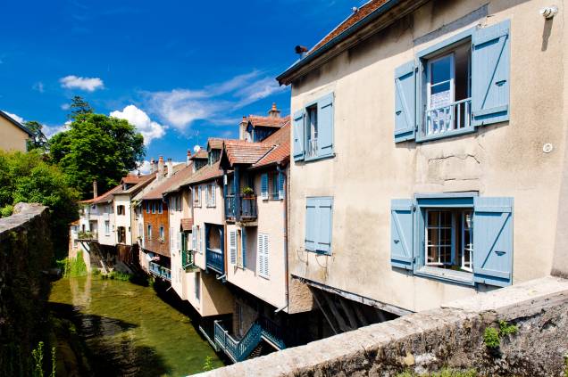Fica ao norte da região vinícola de Jura. Além das casinhas charmosas, os turistas também apreciam boas adegas, a igreja medieval local e o Museu Pasteur (o cientistas francês viveu e trabalhou em Arbois) Fica ao norte da região vinícola de Jura. Além das casinhas charmosas, os turistas também apreciam boas adegas, a igreja medieval local e o Museu Pasteur (o cientistas francês viveu e trabalhou em Arbois)