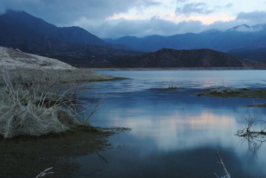 O Lago Potrerillos está localizado a 79 km de Mendoza, nas proximidades da Cordilheira dos Andes. São 14 km de uma impressionante beleza