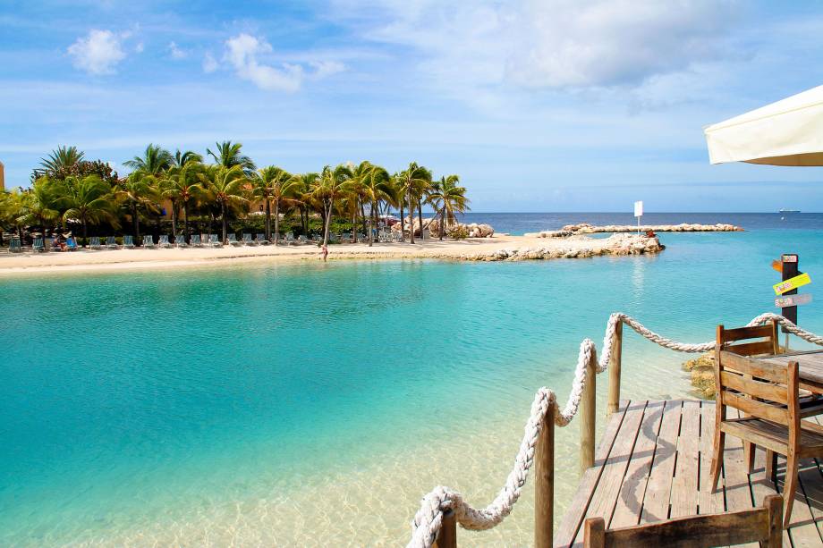 Mambo Beach é um das praias particulares que ficam ao sul da ilha