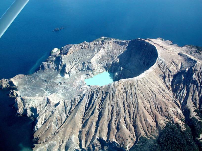 <em><strong>White Island </strong></em>-<strong> </strong>Tratando de vulcões, a ilha localizada cerca de 50 quilômetros da cidade Whatatane, localizada a cerca de 420 quilômetros da capital, é uma das opções mais interessantes, pois abriga um vulcão ativo no país. As paredes da cratera superam 300 metros de altura e é possível fazer trilhas pela ilha ao redor das três crateras do vulcão