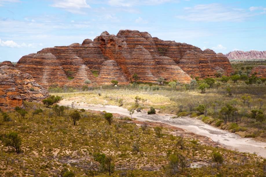 <strong>Parque Nacional de Purnululu </strong>                                        As impressionantes e curiosas formações rochosas da cordilheira de Bungle Bungle são o aspecto mais marcante do parque. A variedade da vida selvagem aparece principalmente nas mais de 130 espécies aves. O parque não fica aberto para visitação o ano todo e necessita de veículos com tração nas quatro rodas para a realização dos passeios