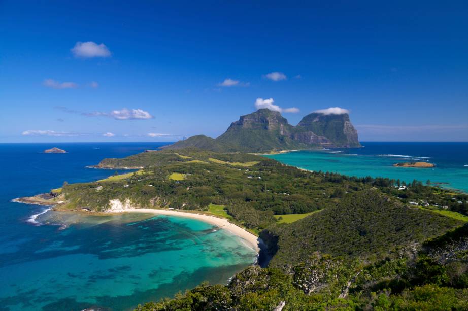 <strong>Arquipélago de Lord Howe </strong>            Por ser muito pequena - são 11 km de comprimento por 2,8 km em sua maior largura -, apenas 400 visitantes podem estar na ilha a cada vez. O contato com a natureza é extremo, as praias têm areia clara e os mergulhos são no recife de corais mais ao sul do mundo. Somente 300 pessoas vivem na vila, que tem uma rua