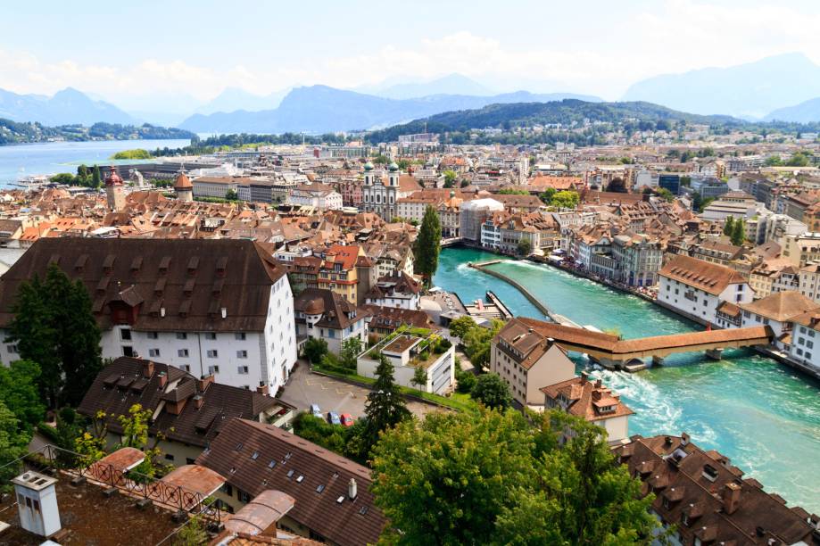 <strong>Lucerna – Suíça </strong> Além do charme medieval, a graça veneziana da pequena Lucerna é o lago, que nomeia a cidade, e o Rio Reuss. O símbolo de Lucerna é a Ponte da Capela, que foi erguida no século 14 e é toda em madeira com 204 metros de extensão. <a href="https://www.booking.com/city/ch/lucerne.pt-br.html?aid=332455&label=viagemabril-venezasdomundo" target="_blank" rel="noopener"><em>Busque hospedagens em Lucerna no booking.com</em></a>