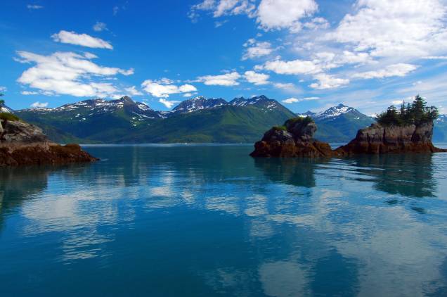 Considerado um dos principais portos do Alasca, a cidade de <strong>Valdez</strong> inclui muitas atividades de pesca, que movimentam sua economia. Também há muitas opções de passeios de barco <em><a href="https://www.booking.com/city/us/valdez.pt-br.html?sid=5b28d827ef00573fdd3b49a282e323ef;dcid=1?aid=332455&label=viagemabril-paisagens-do-alasca" rel="Veja preços de hotéis em Valdez no Booking.com" target="_blank">Veja preços de hotéis em Valdez no Booking.com</a></em> Considerado um dos principais portos do Alasca, a cidade de <strong>Valdez</strong> inclui muitas atividades de pesca, que movimentam sua economia. Também há muitas opções de passeios de barco <em><a href="https://www.booking.com/city/us/valdez.pt-br.html?sid=5b28d827ef00573fdd3b49a282e323ef;dcid=1?aid=332455&label=viagemabril-paisagens-do-alasca" rel="Veja preços de hotéis em Valdez no Booking.com" target="_blank">Veja preços de hotéis em Valdez no Booking.com</a></em>