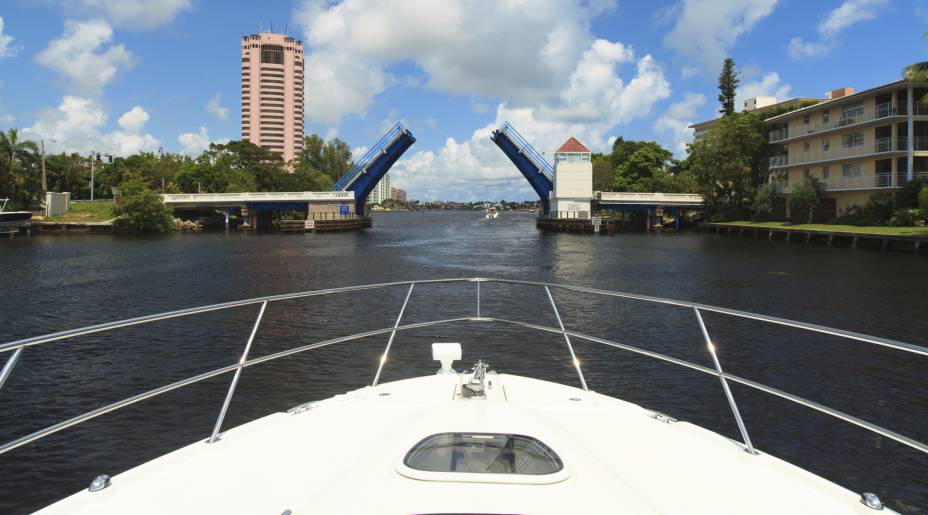 <a href="https://viajeaqui.abril.com.br/cidades/estados-unidos-fort-lauderdale" target="_blank" rel="noopener"><strong>Fort Lauderdale – EUA</strong></a> A cidade também é apelidada como Veneza das Américas graças aos seus 500 quilômetros de hidrovias. À beira dos largos canais estão construções luxuosas que ostentam iates e veleiros. Apesar da proximidade, Fort Lauderdale o serve como refúgio para quem é de Miami. Um senhor destino praiano para os americanos. <a href="https://www.booking.com/city/us/fort-lauderdale.pt-br.html?aid=332455&label=viagemabril-venezasdomundo" target="_blank" rel="noopener"><em>Busque hospedagens em Fort Lauderdale no booking.com</em></a>