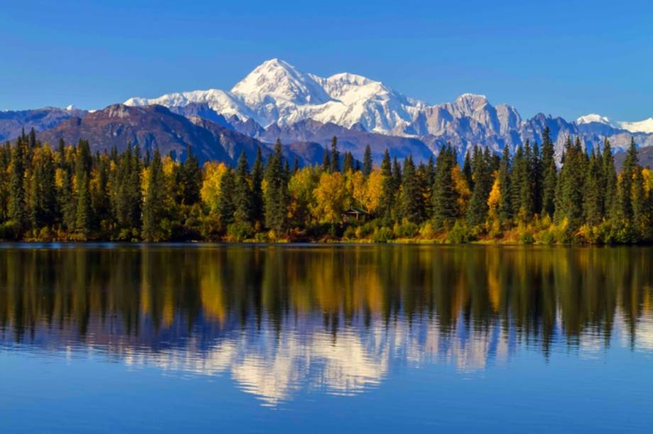 O pequeno <strong>Byers Lake</strong>, localizado dentro do <strong>Denali National Park</strong>, tem trilhas em seu entorno que tornam as caminhadas agradáveis. Ao longe, é possível avistar o lindo Monte McKinley, considerado o mais alto da América do Norte<em><a href="https://www.booking.com/searchresults.pt-br.html?aid=306397;label=denali-national-park-fkJUUdMB5DgWx0aZkRUORQS15138313709%3Apl%3Ata%3Ap15%3Ap2%3Aac%3Aap1t2%3Aneg;sid=5b28d827ef00573fdd3b49a282e323ef;dcid=1;city=900039087;hyb_red=1;redirected=1;redirected_from_city=1;source=city;src=city&?aid=332455&label=viagemabril-paisagens-do-alasca" rel="Veja preços de hotéis próximos ao Denali National Park no Booking.com" target="_blank">Veja preços de hotéis próximos ao Denali National Park no Booking.com</a></em>