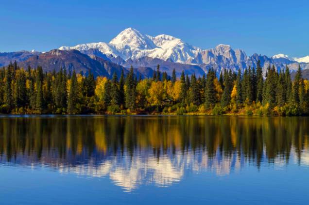 O pequeno <strong>Byers Lake</strong>, localizado dentro do <strong>Denali National Park</strong>, tem trilhas em seu entorno que tornam as caminhadas agradáveis. Ao longe, é possível avistar o lindo Monte McKinley, considerado o mais alto da América do Norte<em><a href="https://www.booking.com/searchresults.pt-br.html?aid=306397;label=denali-national-park-fkJUUdMB5DgWx0aZkRUORQS15138313709%3Apl%3Ata%3Ap15%3Ap2%3Aac%3Aap1t2%3Aneg;sid=5b28d827ef00573fdd3b49a282e323ef;dcid=1;city=900039087;hyb_red=1;redirected=1;redirected_from_city=1;source=city;src=city&?aid=332455&label=viagemabril-paisagens-do-alasca" rel="Veja preços de hotéis próximos ao Denali National Park no Booking.com" target="_blank">Veja preços de hotéis próximos ao Denali National Park no Booking.com</a></em> O pequeno <strong>Byers Lake</strong>, localizado dentro do <strong>Denali National Park</strong>, tem trilhas em seu entorno que tornam as caminhadas agradáveis. Ao longe, é possível avistar o lindo Monte McKinley, considerado o mais alto da América do Norte<em><a href="https://www.booking.com/searchresults.pt-br.html?aid=306397;label=denali-national-park-fkJUUdMB5DgWx0aZkRUORQS15138313709%3Apl%3Ata%3Ap15%3Ap2%3Aac%3Aap1t2%3Aneg;sid=5b28d827ef00573fdd3b49a282e323ef;dcid=1;city=900039087;hyb_red=1;redirected=1;redirected_from_city=1;source=city;src=city&?aid=332455&label=viagemabril-paisagens-do-alasca" rel="Veja preços de hotéis próximos ao Denali National Park no Booking.com" target="_blank">Veja preços de hotéis próximos ao Denali National Park no Booking.com</a></em>