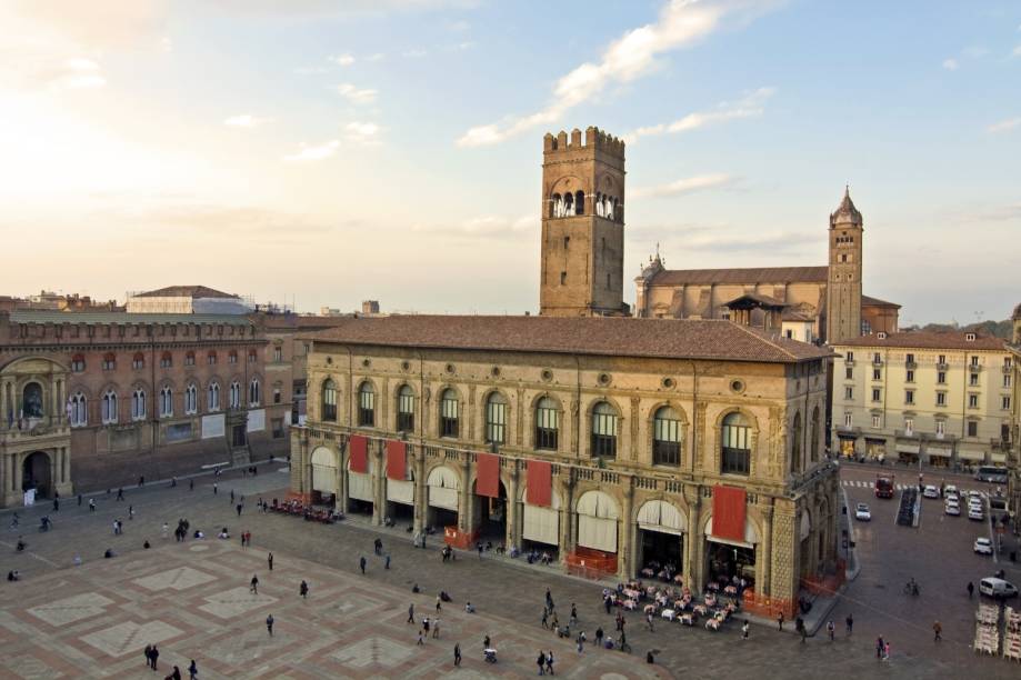 Piazza Maggiore, em <a href="https://viajeaqui.abril.com.br/cidades/italia-bolonha" rel="Bolonha">Bolonha</a> – de arquitetura única, a cidade é repleta de edifícios antigos em terracota e arcos que protegem do calor intenso no verão ou das chuvas no inverno