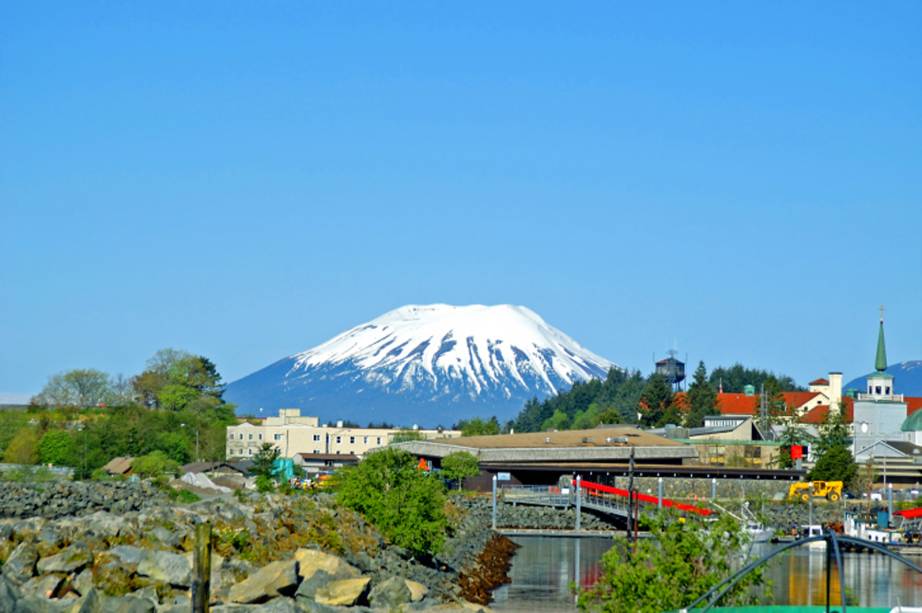 Considerada uma das cidades mais importantes do Alasca, <strong>Sitka</strong> é repleta de casinhas coloridas e charmosas. Seu pequeno centro concentra diversas lojinhas e cafés. A cidade foi escolhida como pano de fundo para o filme <em>A Proposta</em>, com Sandra Bullock e Ryan Reynolds <em><a href="https://www.booking.com/city/us/sitka.pt-br.html?sid=5b28d827ef00573fdd3b49a282e323ef;dcid=1?aid=332455&label=viagemabril-paisagens-do-alasca" rel="Veja preços de hotéis em Sitka no Booking.com" target="_blank">Veja preços de hotéis em Sitka no Booking.com</a></em>