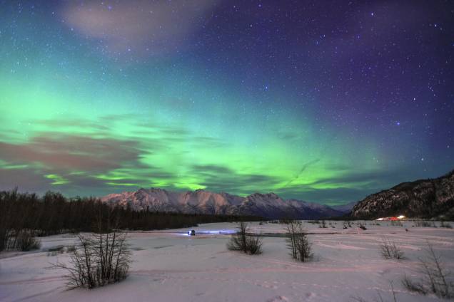 Por estar localizado em uma região polar do Hemisfério Norte, o Alasca também é palco do belíssimo fenômeno das <strong>auroras boreais</strong>, que ocorrem entre maio e setembro na região Por estar localizado em uma região polar do Hemisfério Norte, o Alasca também é palco do belíssimo fenômeno das <strong>auroras boreais</strong>, que ocorrem entre maio e setembro na região