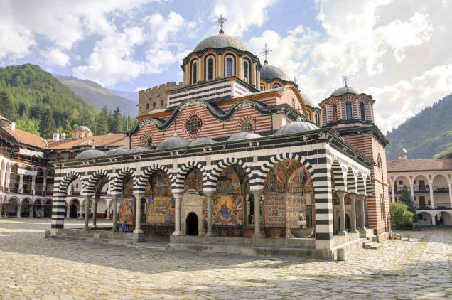O monastério de Rila, na Bulgária, foi construído em homenagem ao padroeiro do país, São João de Rila, e é local de peregrinação de cristãos ortodoxos e católicos O monastério de Rila, na Bulgária, foi construído em homenagem ao padroeiro do país, São João de Rila, e é local de peregrinação de cristãos ortodoxos e católicos