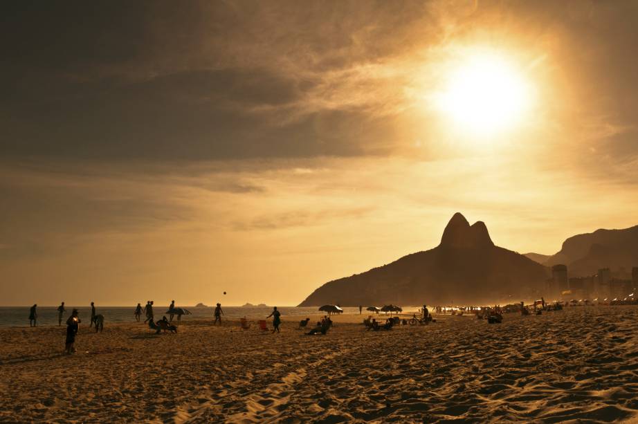 <strong><a href="https://viajeaqui.abril.com.br/cidades/br-rj-rio-de-janeiro" rel="RIO DE JANEIRO">RIO DE JANEIRO</a> (RJ)</strong>A última edição da Parada LGBT do Rio reuniu cerca de 500 mil pessoas ao redor de cinco trios elétricos na Avenida Atlântica, em Copacabana, de acordo com os organizadores. A cidade conta com points para a comunidade, como o badalado Posto 9 em Ipanema e diversas opções de bares, restaurantes e baladas gay friendly