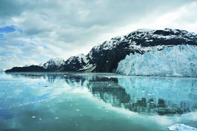 Localizado no sudoeste do estado, o <strong>Glacier Bay National Park and Preserve</strong> ocupa uma área de pouco mais de 12 mil km². Como o próprio nome já diz, ele é repleto de geleiras, além de incluir belas florestas e fiordes <em><a href="https://www.booking.com/city/us/juneau.pt-br.html?sid=5b28d827ef00573fdd3b49a282e323ef;dcid=1?aid=332455&label=viagemabril-paisagens-do-alasca" rel="Veja preços de hotéis próximos ao Glacier Bay National Park and Preserve no Booking.com" target="_blank">Veja preços de hotéis próximos ao Glacier Bay National Park and Preserve no Booking.com</a></em> Localizado no sudoeste do estado, o <strong>Glacier Bay National Park and Preserve</strong> ocupa uma área de pouco mais de 12 mil km². Como o próprio nome já diz, ele é repleto de geleiras, além de incluir belas florestas e fiordes <em><a href="https://www.booking.com/city/us/juneau.pt-br.html?sid=5b28d827ef00573fdd3b49a282e323ef;dcid=1?aid=332455&label=viagemabril-paisagens-do-alasca" rel="Veja preços de hotéis próximos ao Glacier Bay National Park and Preserve no Booking.com" target="_blank">Veja preços de hotéis próximos ao Glacier Bay National Park and Preserve no Booking.com</a></em>