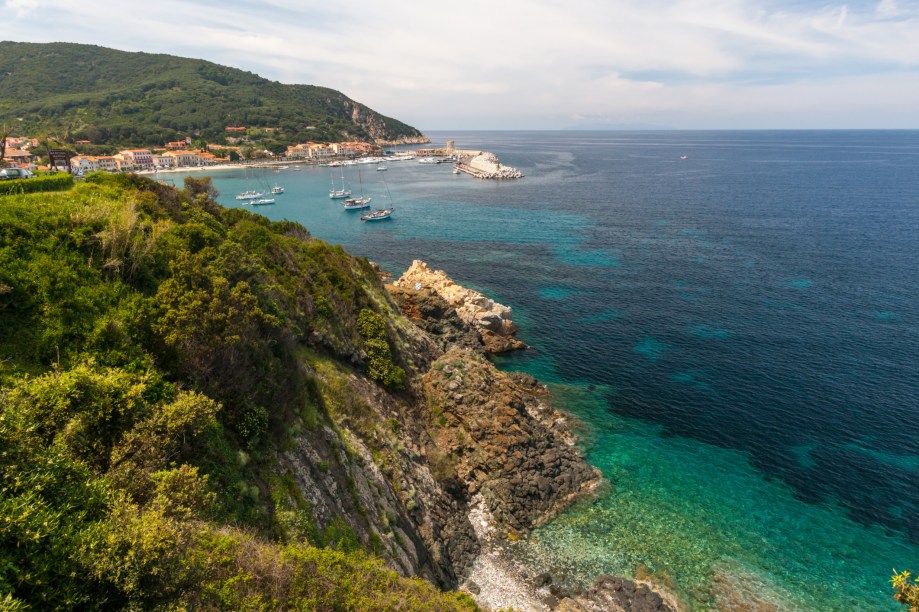 <strong>Ilha de Elba, <a href="https://viajeaqui.abril.com.br/cidades/italia-toscana" rel="Toscana" target="_self">Toscana</a>, <a href="https://viajeaqui.abril.com.br/paises/italia" rel="Itália" target="_self">Itália</a></strong>                A região da Toscana já é um sonho, com seus roteiros de charme procurados em larga escala pelos casais. A Ilha de Elba, a maior da região e a terceira maior da Itália, já abrigou até mesmo o imperador Napoleão Bonaparte. Ou seja: o turismo é muito forte por aqui. Prepare-se para encontrar praias fantásticas, perfeitas para mergulho e passeios de barco                <em><a href="https://www.booking.com/region/it/elba.pt-br.html?sid=5b28d827ef00573fdd3b49a282e323ef;dcid=1?aid=332455&label=viagemabril-as-mais-belas-praias-do-mediterraneo" rel="Veja preços de hotéis na Ilha de Elba no Booking.com" target="_blank">Veja preços de hotéis na Ilha de Elba no Booking.com</a></em>