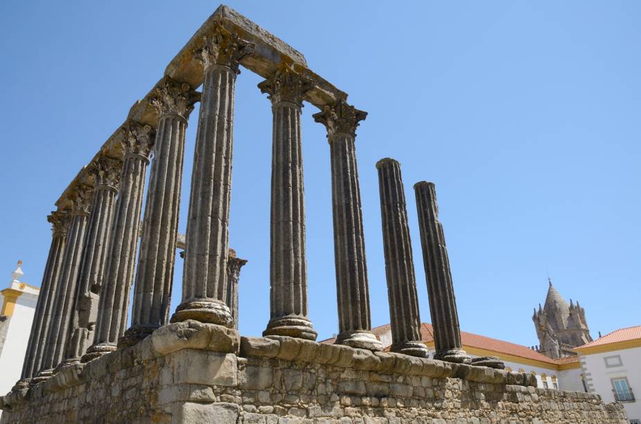 <strong>Centro histórico de <a href="https://viajeaqui.abril.com.br/cidades/portugal-evora" rel="Évora " target="_blank">Évora </a></strong>                                                A cidade-museu, que teve seu ápice no século 15, é uma das regiões medievais mais preservadas do país. Pelas ruas da cidadezinha cercada por muralhas se encontram significantes obras da arquitetura lusitana até as colunas de um antigo templo romano, massivamente fotografado. Conhecer Évora é entrar em contato com cada período histórico de Portugal