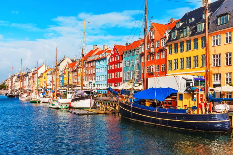 <a href="https://viajeaqui.abril.com.br/cidades/dinamarca-copenhague" target="_blank" rel="noopener"><strong>Copenhague – Dinamarca </strong></a> Um dos passeios mais turísticos da capital dinamarquesa é o canal de Nyhavn. O canal surgiu em 1673, escavado por soldados, já foi uma região de prostituição e perdição e hoje concentra bares, cafés e restaurantes muito procurados por turistas e locais. <a href="https://www.booking.com/city/dk/copenhagen.pt-br.html?aid=332455&label=viagemabril-venezasdomundo" target="_blank" rel="noopener"><em>Busque hospedagens em Copenhague no booking.com</em></a> <a href="https://viajeaqui.abril.com.br/cidades/dinamarca-copenhague" target="_blank" rel="noopener"><strong>Copenhague – Dinamarca </strong></a> Um dos passeios mais turísticos da capital dinamarquesa é o canal de Nyhavn. O canal surgiu em 1673, escavado por soldados, já foi uma região de prostituição e perdição e hoje concentra bares, cafés e restaurantes muito procurados por turistas e locais. <a href="https://www.booking.com/city/dk/copenhagen.pt-br.html?aid=332455&label=viagemabril-venezasdomundo" target="_blank" rel="noopener"><em>Busque hospedagens em Copenhague no booking.com</em></a>
