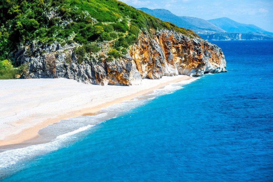 <strong>Praia Gjipe, Himare, Albânia</strong>        As rochas que cercam o lugar são exploradas por turistas aventureiros, que se arriscam em escaladas e dentro das belas grutas. A beleza do mar é um verdadeiro convite pra quem deseja passar o dia na região        <em><a href="https://www.booking.com/city/al/himare.pt-br.html?sid=5b28d827ef00573fdd3b49a282e323ef;dcid=4aid=332455&label=viagemabril-as-mais-belas-praias-do-mediterraneo" rel="Veja preços de hotéis em Himare no Booking.com" target="_blank">Veja preços de hotéis em Himare no Booking.com</a></em>